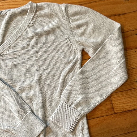 Everlane Soft Cotton V-Neck in Heather Grey | XXS - Picture 4 of 8